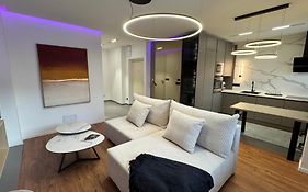 Moderní Hi-Tech apartmán v centru Pardubic - Wi-Fi, Netflix, projektor